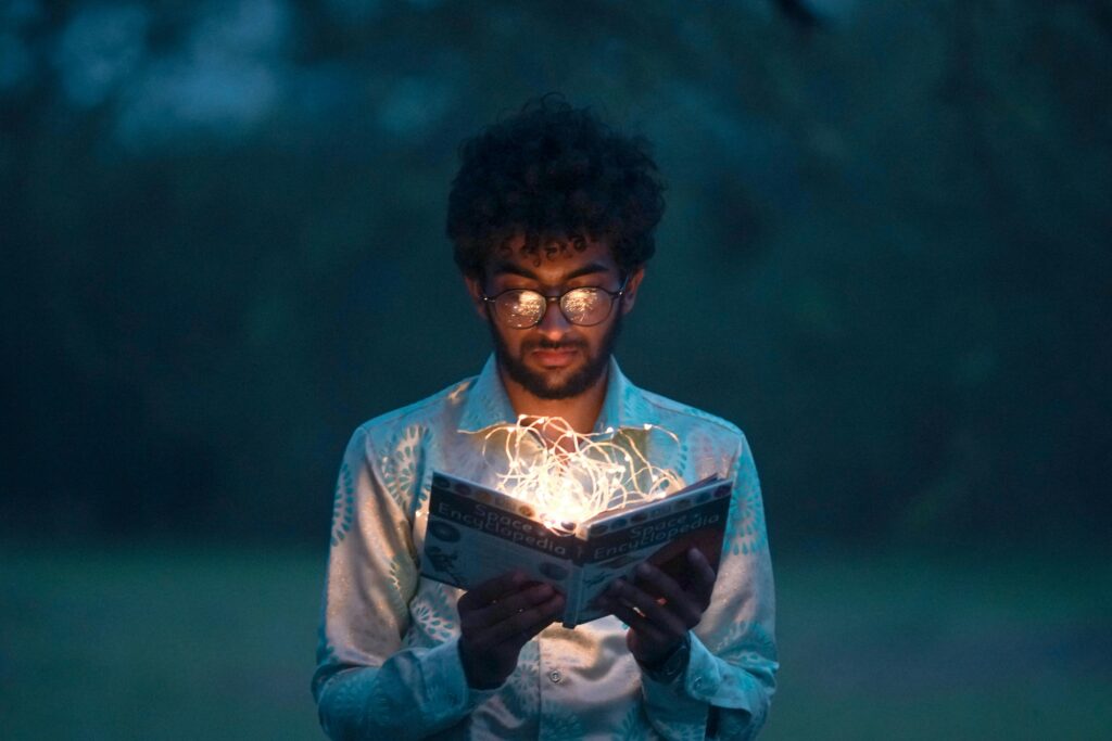 Contemporary Fiction Meaning: A Simple Guide for Readers and Writers